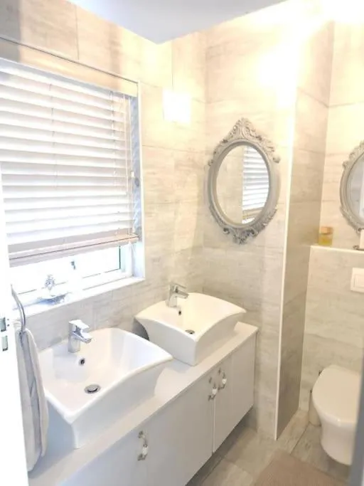 Cape Town, Sea Point, Beautiful 2 Bedroom Apartment @Tucked Away Güney Afrika